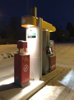 01-08-ulrich-hoelscher-h2b-tankstelle lofoten